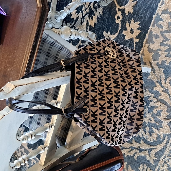 MICHAEL KORS Designer KM Logo Shoulder Bag  Black Trim - Picture 14 of 14